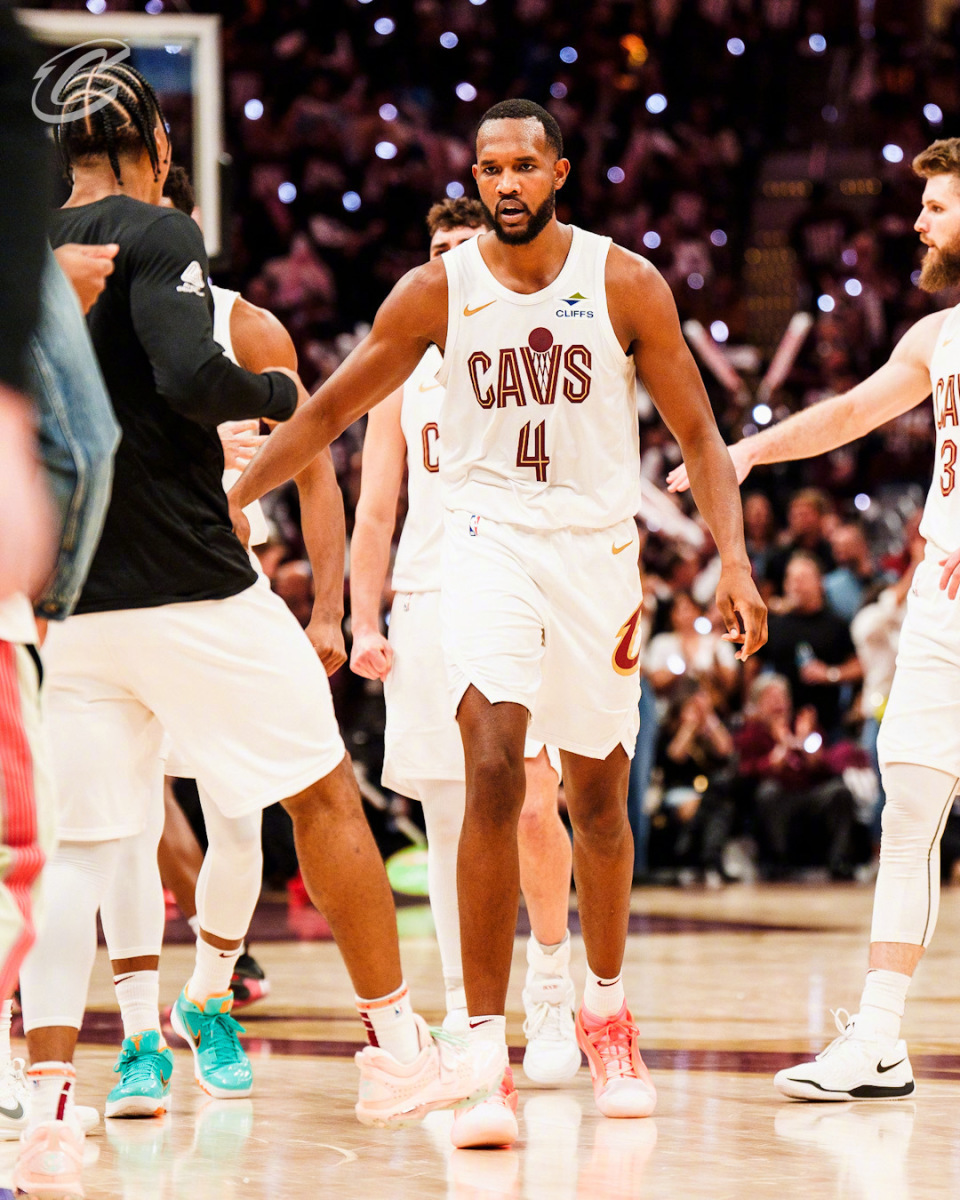 包含加拿大男篮逆转火箭，米切尔一己之力扛起全队的词条