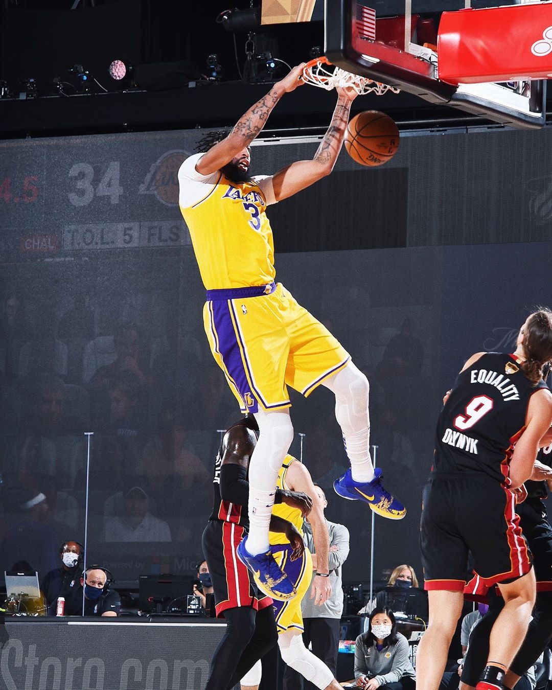 新疆队横扫上海队,浓眉哥点燃赛场 新疆队横扫上海队,浓眉哥点燃赛场