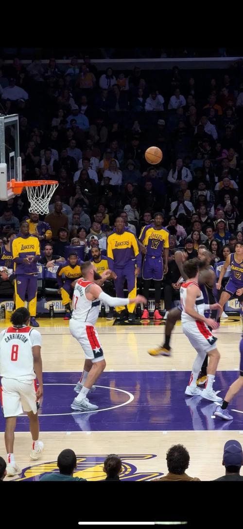 湖人碾压尼克斯,库里点燃赛场 湖人碾压尼克斯,库里点燃赛场