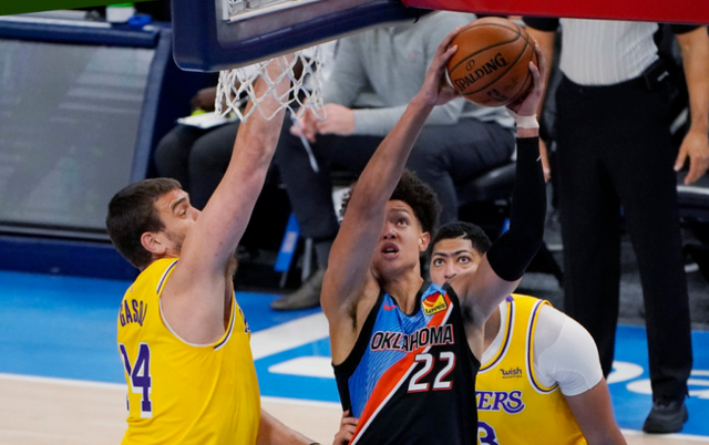 包含雷丁连扳三球，客场壮举揭示强劲实力的词条