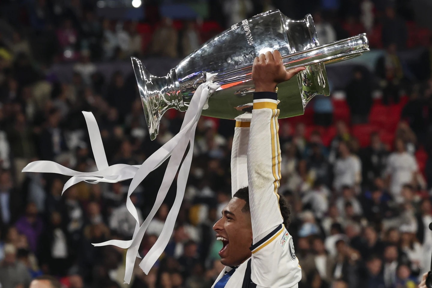 包含欧洲足坛豪门连续胜利，球员人气飙升追求赞誉的词条