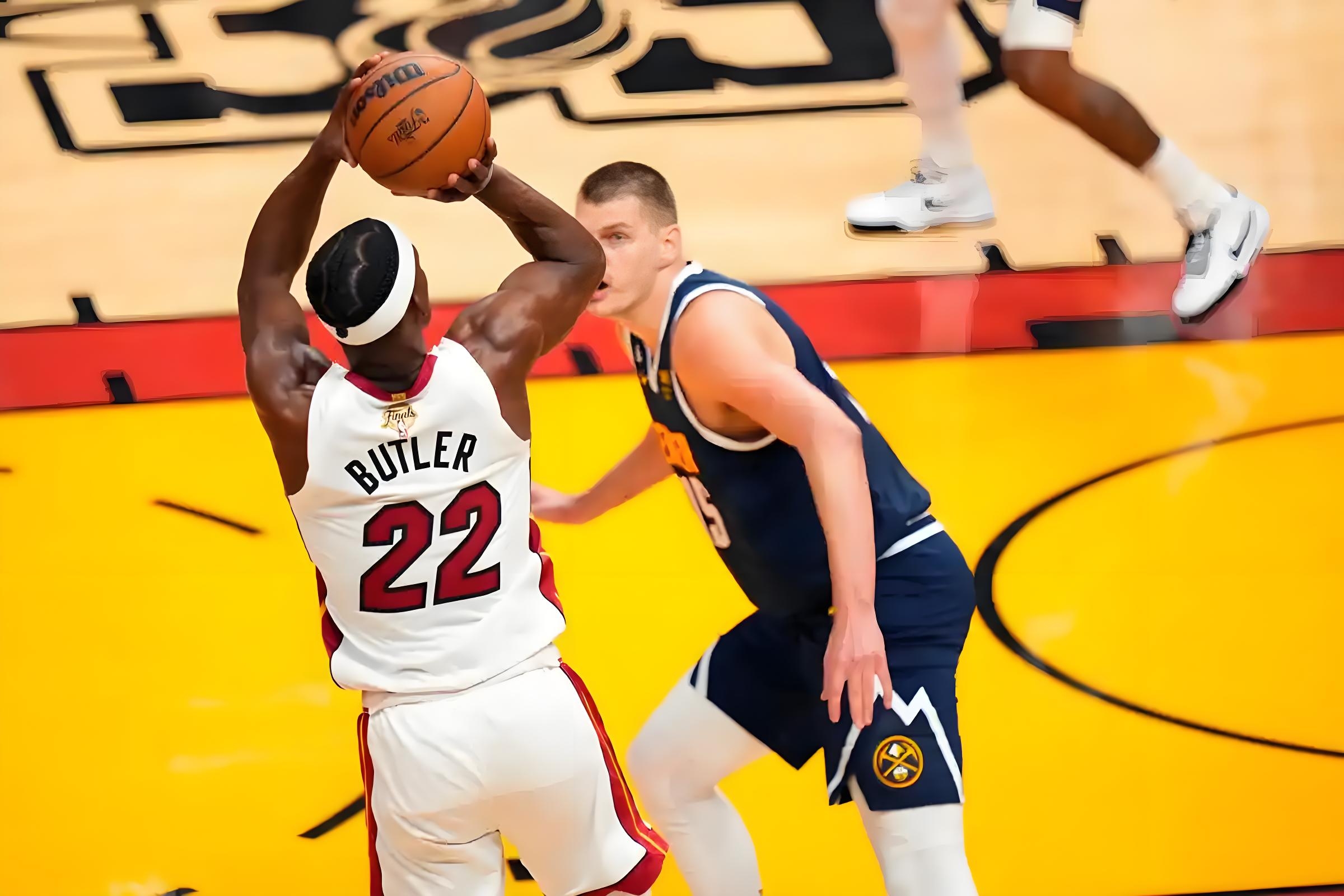 纽约尼克斯球员代表美国男篮取得胜利，成功挺进决赛的简单介绍