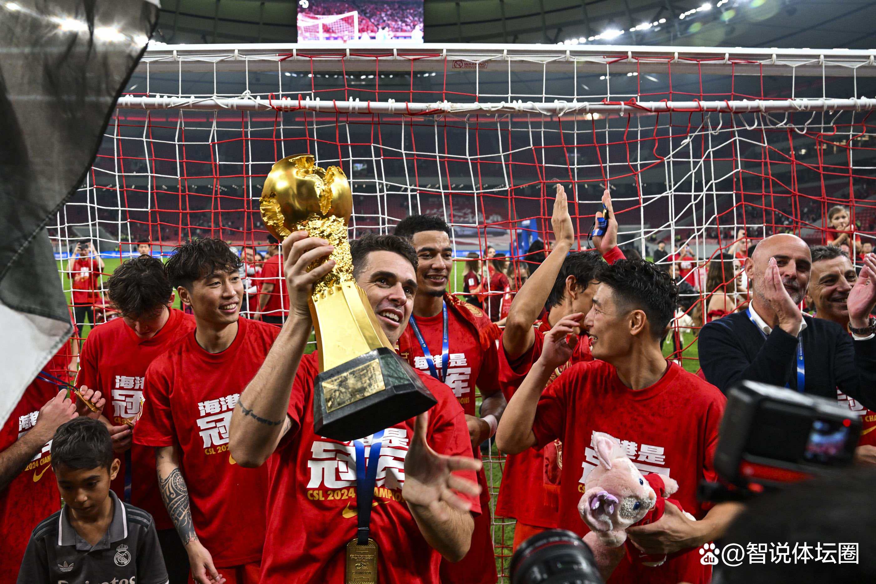 全新阵容，上海上港队誓言夺冠